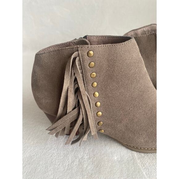 Vionic Ankle Booties Womens 8.5‎ Suede Fringe Heel Taupe Gold Studs Western - Picture 8 of 14